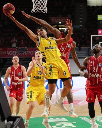 Zweikampf zwischen Maodo Lo (Berlin) und Jalen Reynolds (Muenchen) GER, FC Bayern Basketball vs. Alba Berlin, Basketball, 1.Bundesliga, Playoffs 2020 2021, Finale Spiel 3, 12.06.2021, GER, FC Bayern Basketball vs. Alba Berlin, Basketball, 1.Bundesliga, Playoffs 2020 2021, Finale Spiel 3, 12.06.2021, Muenchen Copyright: xEIBNER MarcelxEngelbrechtx EP_EER