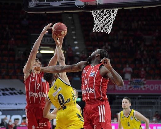 12.06.2021, xemx, Basketball BBL Playoff Finale, 3. Spieltag, FC Bayern Muenchen - Alba Berlin emspor, v.l. Wade Baldwin (FC Bayern Basketball), Maodo Lo (Alba Berlin), Jalen Reynolds (FC Bayern Basketball) Zweikampf, Duell, Kampf, tackle Muenchen
