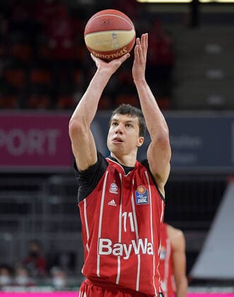 12.06.2021, xemx, Basketball BBL Playoff Finale, 3. Spieltag, FC Bayern Muenchen - Alba Berlin emspor, v.l. Vladimir Lucic (FC Bayern Basketball) beim Freiwurf Aktion, Einzelbild, angeschnittenes Einzelmotiv, Halbfigur, halbe Figur Muenchen