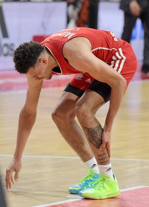 12.06.2021, xemx, Basketball BBL Playoff Finale, 3. Spieltag, FC Bayern Muenchen - Alba Berlin emspor, v.l. Wade Baldwin (FC Bayern Basketball) verletzt sich Muenchen