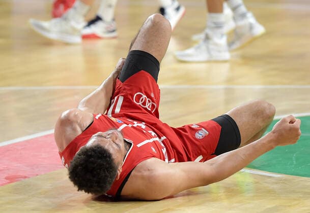 12.06.2021, xemx, Basketball BBL Playoff Finale, 3. Spieltag, FC Bayern Muenchen - Alba Berlin emspor, v.l. Wade Baldwin (FC Bayern Basketball) verletzt sich Muenchen