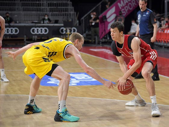 12.06.2021, xemx, Basketball BBL Playoff Finale, 3. Spieltag, FC Bayern Muenchen - Alba Berlin emspor, v.l. Niels Giffey (Alba Berlin), Vladimir Lucic (FC Bayern Basketball) Zweikampf, Duell, Kampf, tackle Muenchen