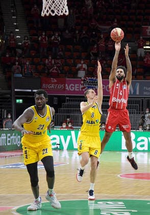 12.06.2021, xemx, Basketball BBL Playoff Finale, 3. Spieltag, FC Bayern Muenchen - Alba Berlin emspor, v.l. Christ Koumadje (Alba Berlin), Marcus Eriksson (Alba Berlin), Dennis Jerome Seeley (FC Bayern Basketball) Muenchen