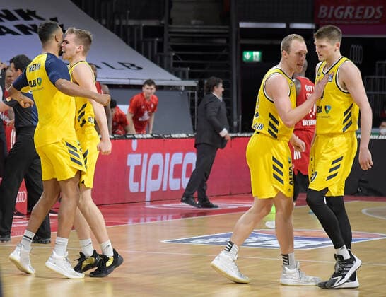 12.06.2021, xemx, Basketball BBL Playoff Finale, 3. Spieltag, FC Bayern Muenchen - Alba Berlin emspor, v.l. Alba Berlin Team jubelt nach erfolgreichem dreier Muenchen