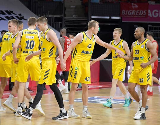 12.06.2021, xemx, Basketball BBL Playoff Finale, 3. Spieltag, FC Bayern Muenchen - Alba Berlin emspor, v.l. Alba Berlin Team jubelt nach erfolgreichem dreier Muenchen