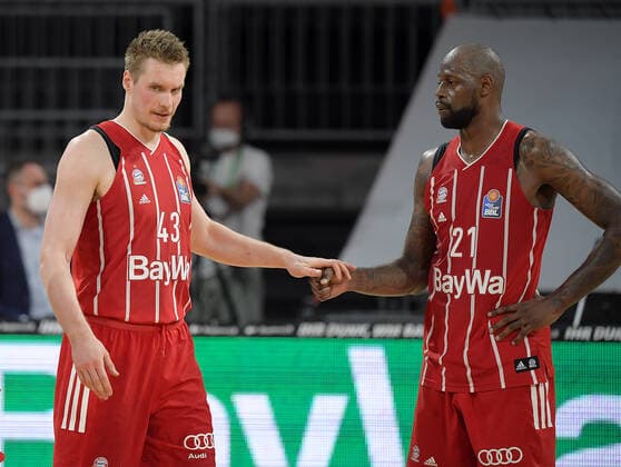 12.06.2021, xemx, Basketball BBL Playoff Finale, 3. Spieltag, FC Bayern Muenchen - Alba Berlin emspor, v.l. Mannschaft, Spieler, enttaeuscht, enttaeuscht schauend nach Spielende, dissapointed at the end of the match Muenchen