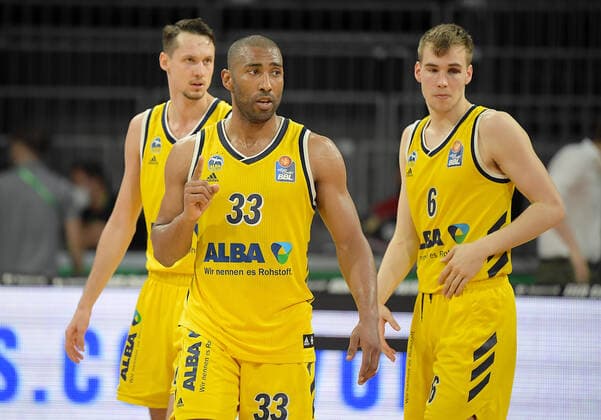 12.06.2021, xemx, Basketball BBL Playoff Finale, 3. Spieltag, FC Bayern Muenchen - Alba Berlin emspor, v.l. Mannschaft, Spieler, jubeln nach Spielende, celebrate at the end of the match Muenchen