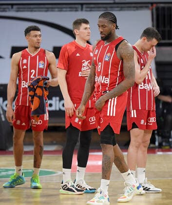 12.06.2021, xemx, Basketball BBL Playoff Finale, 3. Spieltag, FC Bayern Muenchen - Alba Berlin emspor, v.l. Mannschaft, Spieler, enttaeuscht, enttaeuscht schauend nach Spielende, dissapointed at the end of the match Muenchen