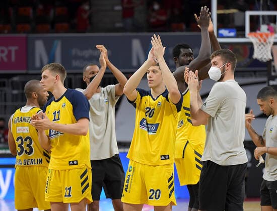 12.06.2021, xemx, Basketball BBL Playoff Finale, 3. Spieltag, FC Bayern Muenchen - Alba Berlin emspor, v.l. Mannschaft, Spieler, jubeln nach Spielende, celebrate at the end of the match Muenchen