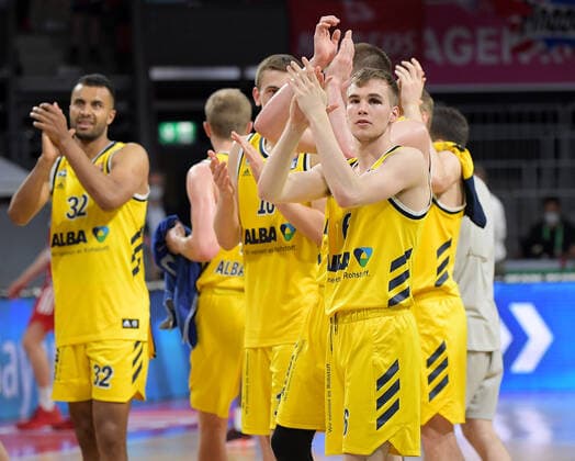 12.06.2021, xemx, Basketball BBL Playoff Finale, 3. Spieltag, FC Bayern Muenchen - Alba Berlin emspor, v.l. Mannschaft, Spieler, jubeln nach Spielende, celebrate at the end of the match Muenchen