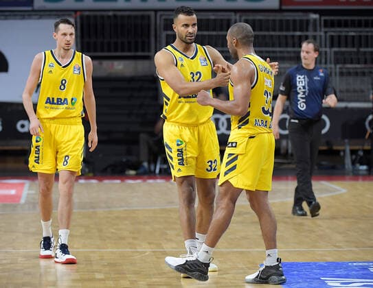 12.06.2021, xemx, Basketball BBL Playoff Finale, 3. Spieltag, FC Bayern Muenchen - Alba Berlin emspor, v.l. Mannschaft, Spieler, jubeln nach Spielende, celebrate at the end of the match Muenchen