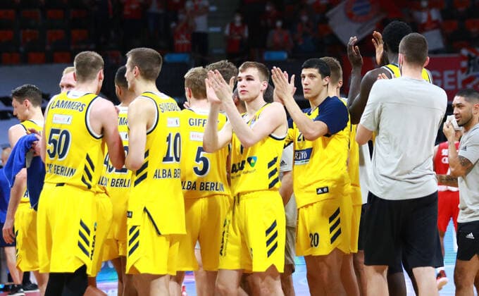 Sport Bilder des Tages Alba Berlin jubelt am Schluss, Jubel, Mannshftsjubel, Schlussjubel Basketball, Easycredit BBL, FC Bayern Basketball - Alba Berlin im Audi Dome am 12.06.2021, Playoff, Spiel 3, FOTO: Mladen Lackovic LakoPress