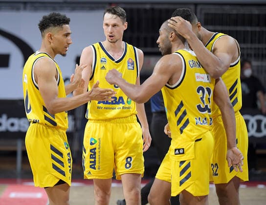 12.06.2021, xemx, Basketball BBL Playoff Finale, 3. Spieltag, FC Bayern Muenchen - Alba Berlin emspor, v.l. Mannschaft, Spieler, jubeln nach Spielende, celebrate at the end of the match Muenchen