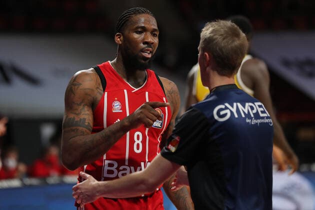 Jalen Reynolds (Muenchen) im Gespraech mit dem Schiedsrichter GER, FC Bayern Basketball vs. Alba Berlin, Basketball, 1.Bundesliga, Playoffs 2020 2021, Finale Spiel 3, 12.06.2021, GER, FC Bayern Basketball vs. Alba Berlin, Basketball, 1.Bundesliga, Playoffs 2020 2021, Finale Spiel 3, 12.06.2021, Muenchen Copyright: xEIBNER MarcelxEngelbrechtx EP_EER