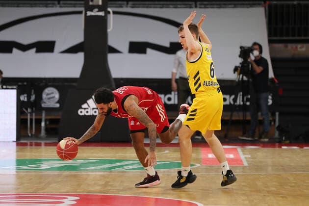 Zweikampf zwischen Dennis Seeley (Muenchen) und Malte Delow (Berlin) GER, FC Bayern Basketball vs. Alba Berlin, Basketball, 1.Bundesliga, Playoffs 2020 2021, Finale Spiel 3, 12.06.2021, GER, FC Bayern Basketball vs. Alba Berlin, Basketball, 1.Bundesliga, Playoffs 2020 2021, Finale Spiel 3, 12.06.2021, Muenchen Copyright: xEIBNER MarcelxEngelbrechtx EP_EER