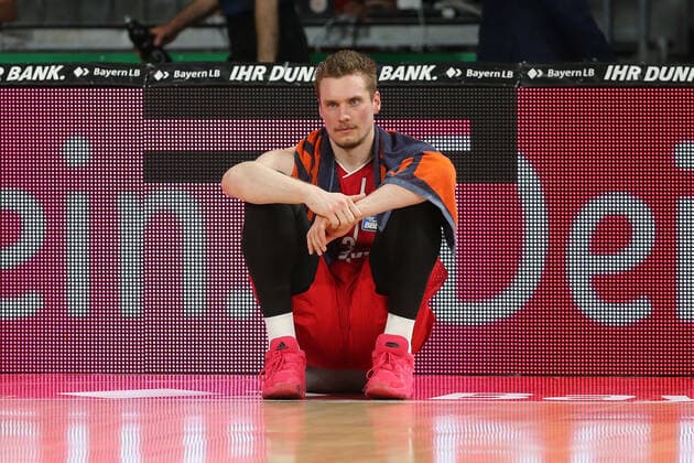 Leon Radosevic (Muenchen) sitzt enttaeuscht am Boden GER, FC Bayern Basketball vs. Alba Berlin, Basketball, 1.Bundesliga, Playoffs 2020 2021, Finale Spiel 3, 12.06.2021, GER, FC Bayern Basketball vs. Alba Berlin, Basketball, 1.Bundesliga, Playoffs 2020 2021, Finale Spiel 3, 12.06.2021, Muenchen Copyright: xEIBNER MarcelxEngelbrechtx EP_EER