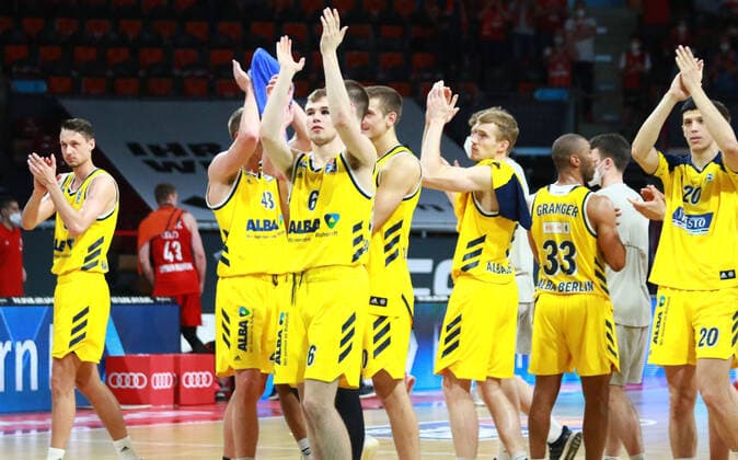 v.l.: 8 Marcus Eriksson, 43 Luke Sikma, 6 Malte Delow, 33 Jayson Gr anger, 20 Simone Fontecchio (Alba Berlin) bejubeln den Sieg im Spiel 3 Basketball, Easycredit BBL, FC Bayern Basketball - Alba Berlin im Audi Dome am 12.06.2021, Playoff, Spiel 3, FOTO: Mladen Lackovic LakoPress