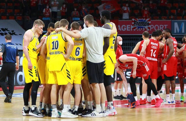 Frust (FCBB) rot und Jubel (Alba Berlin) gelb, nach Spielende. Schlussjubel, Mannschaftskreis Basketball, Easycredit BBL, FC Bayern Basketball - Alba Berlin im Audi Dome am 12.06.2021, Playoff, Spiel 3, FOTO: Mladen Lackovic LakoPress