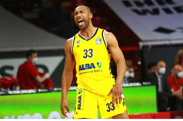 33 Jayson Granger (Alba Berlin) jubelt, Jubel, lautstark Basketball, Easycredit BBL, FC Bayern Basketball - Alba Berlin im Audi Dome am 12.06.2021, Playoff, Spiel 3, FOTO: Mladen Lackovic LakoPress