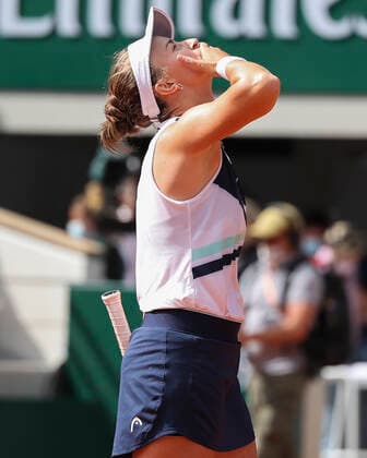 Barbora KrejÄikova winkt und bedankt sich bei den Zuschauern, Fans nach dem Sieg Tennis - French Open 2021 - Grand Slam - Roland Garros - Paris - - France - 12 June 2021. Copyright: xJuergenxHasenkopfx