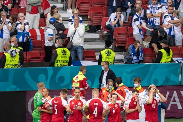 Bilder des Jahres 2021, Sport 06 Juni Danmarks Christian Eriksen modtager behandlinger imens spillerne skaermer under kampen mellem Danmark og Finland i gruppe B under EURO2020 i Parken i Koebenhavn, loerdag den 12. juni 2021.. , Copenhagen Denmark *** Denmarks Christian Eriksen receives treatments while the players screen during the match between Denmark and Finland in group B during EURO2020 in the Park in Copenhagen, Saturday 12 June 2021, Copenhagen Denmark  Copyright: RitzauxScanpix MadsxClausxRasmussenx cop101 spdk20210612-192710-L