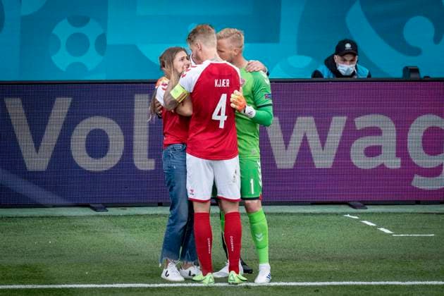 Danmarks Kasper Schmeichel og Danmarks Simon Kjaer imens at Danmarks Christian Eriksen faar behandling under kampen mellem Danmark og Finland i gruppe B under EURO2020 i Parken i Koebenhavn, loerdag den 12. juni 2021.. , Copenhagen Denmark Copyright: RitzauxScanpix MadsxClausxRasmussenx cop101 spdk20210612-195031-L