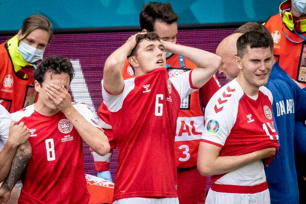 Danmarks Thomas Delaney, Danmarks Andreas Christensen og Danmarks Jonas Wind imens at Danmarks Christian Eriksen faar behandling under kampen mellem Danmark og Finland i gruppe B under EURO2020 i Parken i Koebenhavn, loerdag den 12. juni 2021.. , Copenhagen Denmark *** Denmarks Thomas Delaney, Denmarks Andreas Christensen and Denmarks Jonas Wind while Denmarks Christian Eriksen receives treatment during the match between Denmark and Finland in group B during EURO2020 in the Park in Copenhagen, Saturday 12 June 2021, Copenhagen Denmark  Copyright: RitzauxScanpix MadsxClausxRasmussenx cop101 spdk20210612-201243-L