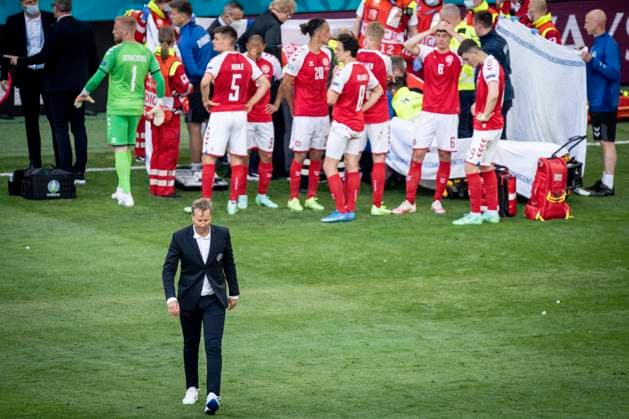 Danmarks landstraener Kasper Hjulmand efter at han har set til Danmarks Christian Eriksen under kampen mellem Danmark og Finland i gruppe B under EURO2020 i Parken i Koebenhavn, loerdag den 12. juni 2021.. , Copenhagen Denmark Copyright: RitzauxScanpix MadsxClausxRasmussenx cop101 spdk20210612-202024-L