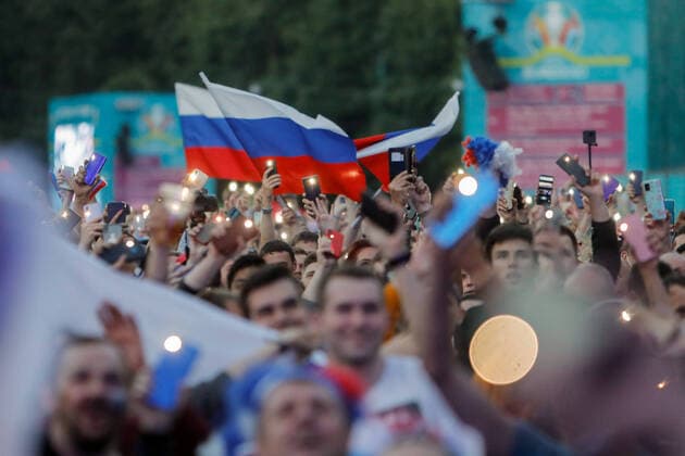 Bilder des Jahres 2021, Sport 06 Juni Sport Bilder des Tages EURO2020 Fan Zone In Saint Petersburg Russia supporters watch a live stream during the UEFA EURO, EM, Europameisterschaft,Fussball 2020 Championship match between Russia and Belgium on June 12, 2021 at Fan Zone at Konyushennaya square in Saint Petersburg, Russia. Saint Petersburg Russia kireev-notitle210612_nphYC  Copyright: xMikexKireevx