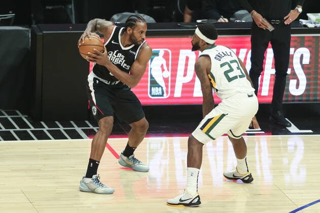 LOS ANGELES, CA - JUNE 12: LA Clippers forward Kawhi Leonard (2) guarded by Utah Jazz forward Royce O Neale (23) during game 3 of the second round of the NBA, Basketball Herren, USA Western Conference playoffs between the Utah Jazz and the Los Angeles Clippers on June 12, 2021, at Staples Center in Los Angeles, CA. (Photo by Jevone Moore Icon Sportswire) NBA: JUN 12 Western Conference Playoffs Second Round - Jazz at Clippers Icon210612016