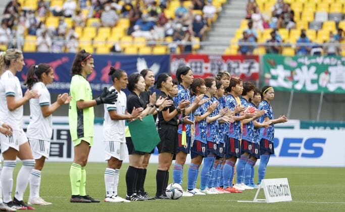 Football: Japan-Mexico women s friendly Japan women s national football team players (blue) applaud together with Mexican players to express thanks to medical workers battling the coronavirus pandemic before an International Friendly, Länderspiel, Nationalmannschaft held as a warm-up for this summer s Tokyo Olympics at Kanseki Stadium Tochigi in Utsunomiya, northeast of Tokyo, on June 13, 2021. Japan beat Mexico 5-1. 