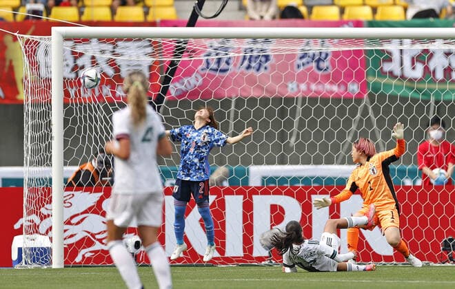 Football: Japan-Mexico women s friendly Alison Gonzalez (bottom, R) of Mexico scores a goal with Japan s Risa Shimizu (2) turning her face skyward in the second half of an International Friendly, Länderspiel, Nationalmannschaft held as a warm-up for this summer s Tokyo Olympics at Kanseki Stadium Tochigi in Utsunomiya, northeast of Tokyo, on June 13, 2021. Japan beat Mexico 5-1. 