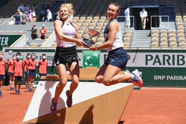 Sport Bilder des Tages Tennis : Roland Garros 2021 - France - Victoire de Krejcikova Siniakova - Republique Tcheque contre Mateek Sand - Usa - Swiatek - Pologne Tennis : Roland Garros 2021 - France - 13 06 2021 chryslenecaillaud Panoramic 