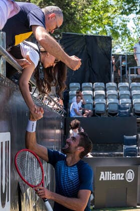 Ehefrau Kristina gratuliert Ihrem Mann Marin Cilic (CRO) zum Sieg. Deutschland, Stuttgart, 13.06.2021, Tennis, ATP250, MercedesCup 2021, Finale, Marin Cilic (CRO) - Felix Auger-Aliassime (CAN), TC Weissenhof Foto: A2 Bildagentur Peter Hartenfelser