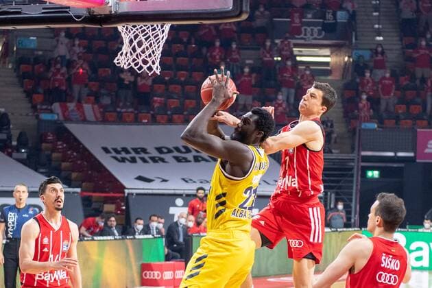 Christ Koumadje 21 (Alba Berlin), Vladimir Lucic 11 (FC Bayern), FC Bayern Basketball vs. Alba Berlin, BBL Playoffs, Finale, 13.06.2021 Muenchen Bayern Deutschland