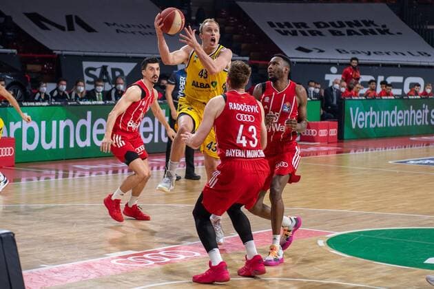 Luke Sikma 43 (Alba Berlin), Leon Radosevic 43 (FC Bayern), JaJuan Johnson 25 (FC Bayern), FC Bayern Basketball vs. Alba Berlin, BBL Playoffs, Finale, 13.06.2021 Muenchen Bayern Deutschland