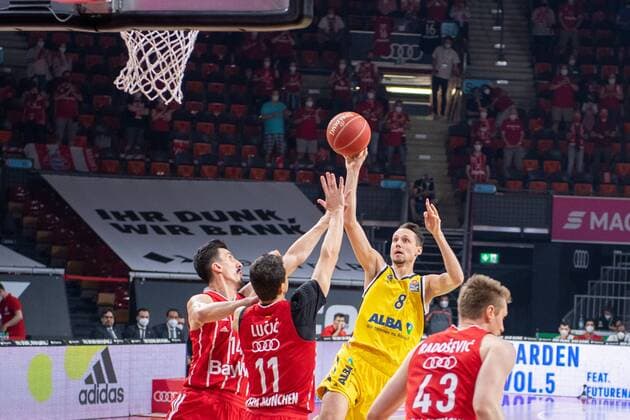 Nihad Djedovic 14 (FC Bayern), Vladimir Lucic 11 (FC Bayern), Marcus Eriksson 8 (Alba Berlin), FC Bayern Basketball vs. Alba Berlin, BBL Playoffs, Finale, 13.06.2021 Muenchen Bayern Deutschland