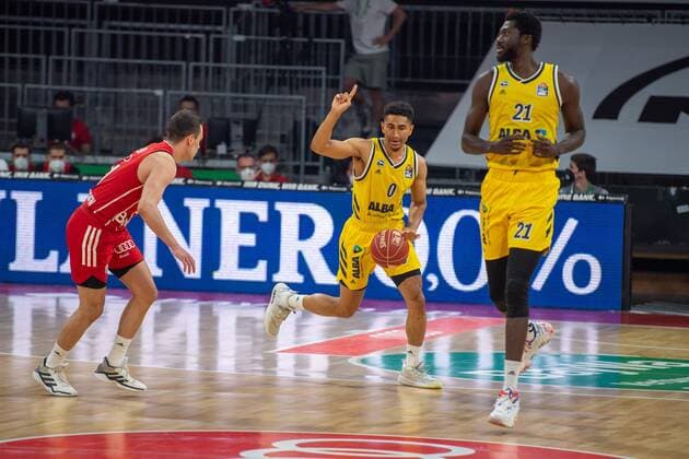 Zan Mark Sisko 31 (FC Bayern), Maodo Lo 0 (Alba Berlin), Christ Koumadje 21 (Alba Berlin), FC Bayern Basketball vs. Alba Berlin, BBL Playoffs, Finale, 13.06.2021 Muenchen Bayern Deutschland