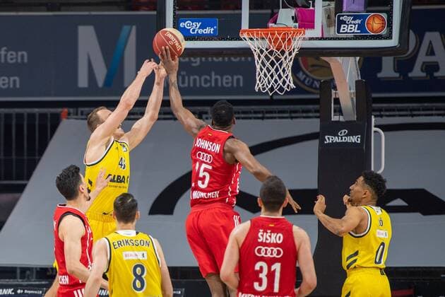 Luke Sikma 43 (Alba Berlin), JaJuan Johnson 25 (FC Bayern), Maodo Lo 0 (Alba Berlin), FC Bayern Basketball vs. Alba Berlin, BBL Playoffs, Finale, 13.06.2021 Muenchen Bayern Deutschland
