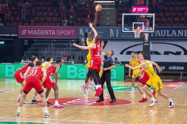 Christ Koumadje 21 (Alba Berlin), Leon Radosevic 43 (FC Bayern), FC Bayern Basketball vs. Alba Berlin, BBL Playoffs, Finale, 13.06.2021 Muenchen Bayern Deutschland