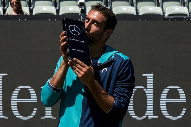 Marin Cilic (CRO) mit dem Siegerkuss auf den Pokal. Deutschland, Stuttgart, 13.06.2021, Tennis, ATP250, MercedesCup 2021, Finale, Marin Cilic (CRO) - Felix Auger-Aliassime (CAN), TC Weissenhof Foto: A2 Bildagentur Peter Hartenfelser