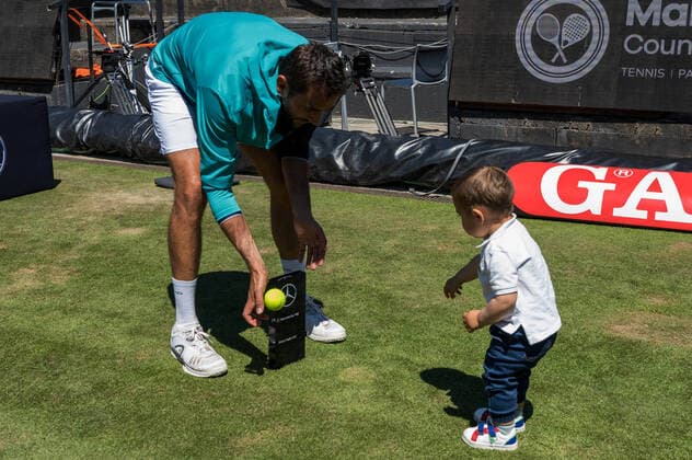 Marin Cilic (CRO) wirft seinem Sohn Baldo einen Ball zu. Deutschland, Stuttgart, 13.06.2021, Tennis, ATP250, MercedesCup 2021, Finale, Marin Cilic (CRO) - Felix Auger-Aliassime (CAN), TC Weissenhof Foto: A2 Bildagentur Peter Hartenfelser