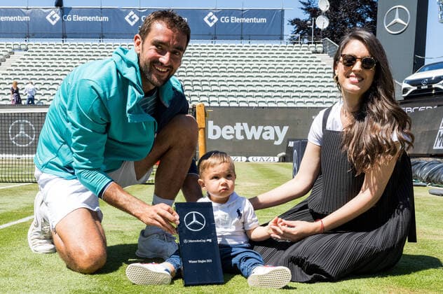 Der Sieger Marin Cilic (CRO) mit seinem Sohn Baldo und Ehefrau Kristina. Deutschland, Stuttgart, 13.06.2021, Tennis, ATP250, MercedesCup 2021, Finale, Marin Cilic (CRO) - Felix Auger-Aliassime (CAN), TC Weissenhof Foto: A2 Bildagentur Peter Hartenfelser