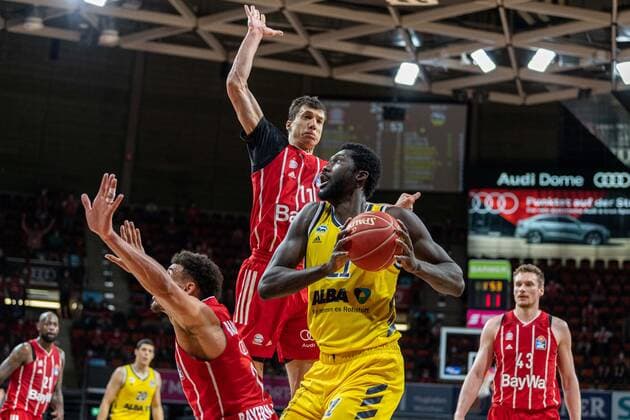 Basketball MÂ¸nchen 13.06.2021 1. Bundesliga easyCredit BBL Saison 2020 2021 Playoffs Finale Spiel 4 FC Bayern MÂ¸nchen - Alba Berlin Christ Koumadje (Alba Berlin, No.21) Vladimir Lucic (MÂ¸nchen, No.11) Wade Baldwin (MÂ¸nchen, No.02)