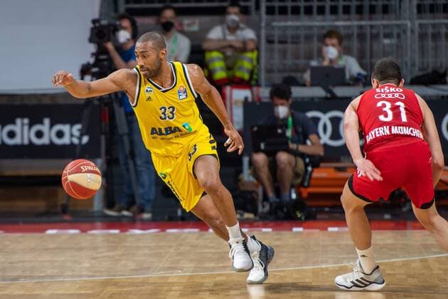 Jayson Granger 33 (Alba Berlin), Zan Mark Sisko 31 (FC Bayern), FC Bayern Basketball vs. Alba Berlin, BBL Playoffs, Finale, 13.06.2021 Muenchen Bayern Deutschland