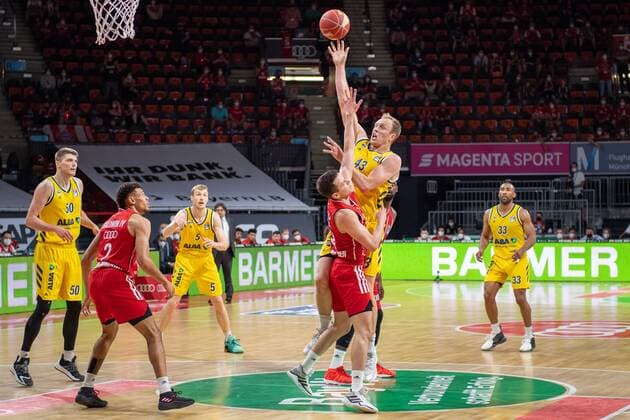 Luke Sikma 43 (Alba Berlin), Zan Mark Sisko 31 (FC Bayern), FC Bayern Basketball vs. Alba Berlin, BBL Playoffs, Finale, 13.06.2021 Muenchen Bayern Deutschland