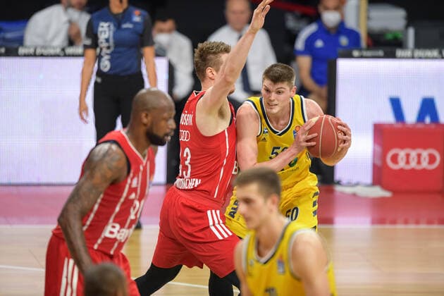Basketball, BBL, 20210613, FC Bayern München - Alba Berlin. Im Bild Leon RADOSEVIC (FC Bayern München, 43) und Ben LAMMERS (Alba Berlin, 50). München Audi Dome Bayern Deutschland Copyright: Passion2Press MarkusxFischerx