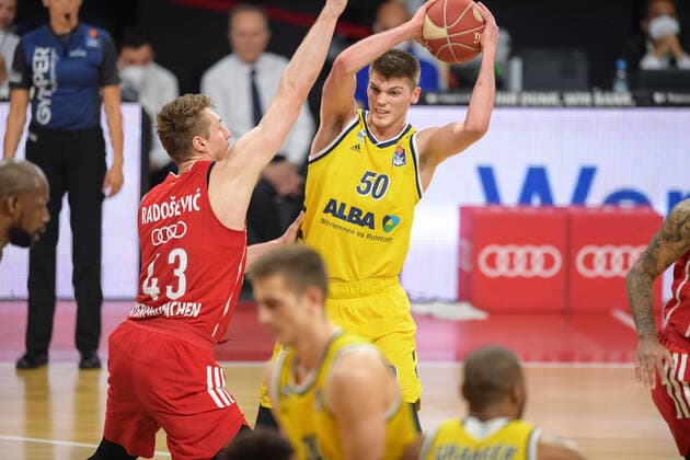 Basketball, BBL, 20210613, FC Bayern München - Alba Berlin. Im Bild Leon RADOSEVIC (FC Bayern München, 43) und Ben LAMMERS (Alba Berlin, 50). München Audi Dome Bayern Deutschland Copyright: Passion2Press MarkusxFischerx