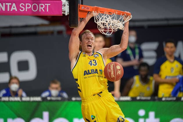 Sport Bilder des Tages Basketball, BBL, 20210613, FC Bayern München - Alba Berlin. Im Bild Luke SIKMA (Alba Berlin, 43) Dunking. München Audi Dome Bayern Deutschland Copyright: Passion2Press MarkusxFischerx