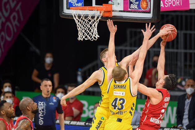 Basketball, BBL, 20210613, FC Bayern München - Alba Berlin. Im Bild Ben LAMMERS (Alba Berlin, 50) und Luke SIKMA (Alba Berlin, 43) blocken Nihad DJEDOVIC (FC Bayern München, 14). München Audi Dome Bayern Deutschland Copyright: Passion2Press MarkusxFischerx